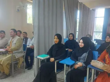 Los talibanes separan con una cortina divide a las mujeres y a los hombres en las universidades afganas Los talibanes separan con una cortina divide a las mujeres y a los hombres en las universidades afganas