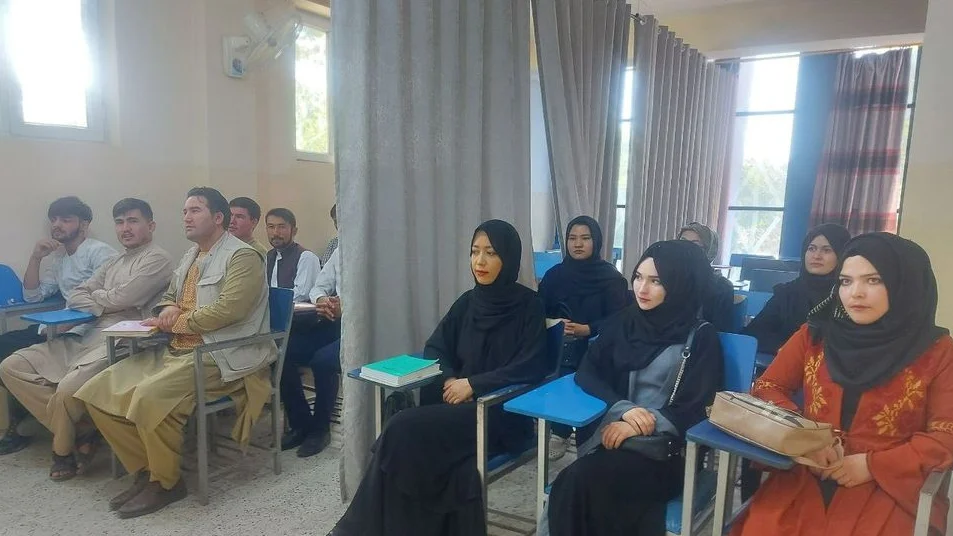 Los talibanes separan con una cortina divide a las mujeres y a los hombres en las universidades afganas Los talibanes separan con una cortina divide a las mujeres y a los hombres en las universidades afganas