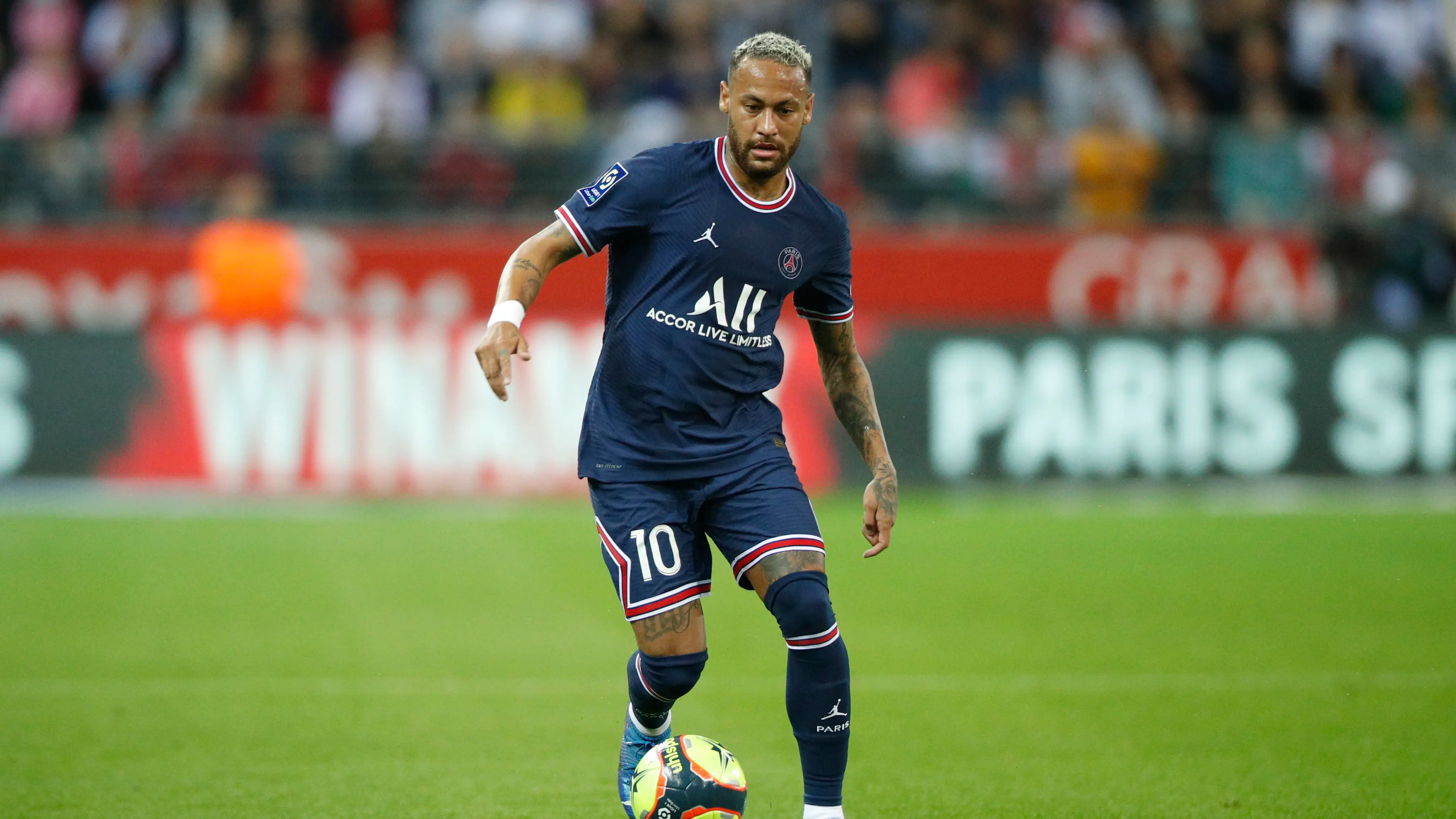 Las peculiaridades del contrato de Neymar, 375.000 euros al mes por saludar a los fans del PSG y cumplir con un "bonus &eacute;tico"