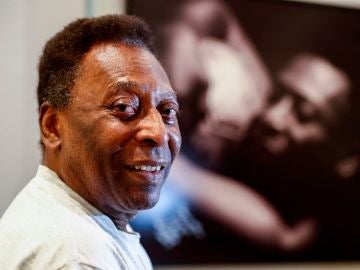 Pelé se recupera en Sao Paulo tras ser intervenido por un tumor en el colón