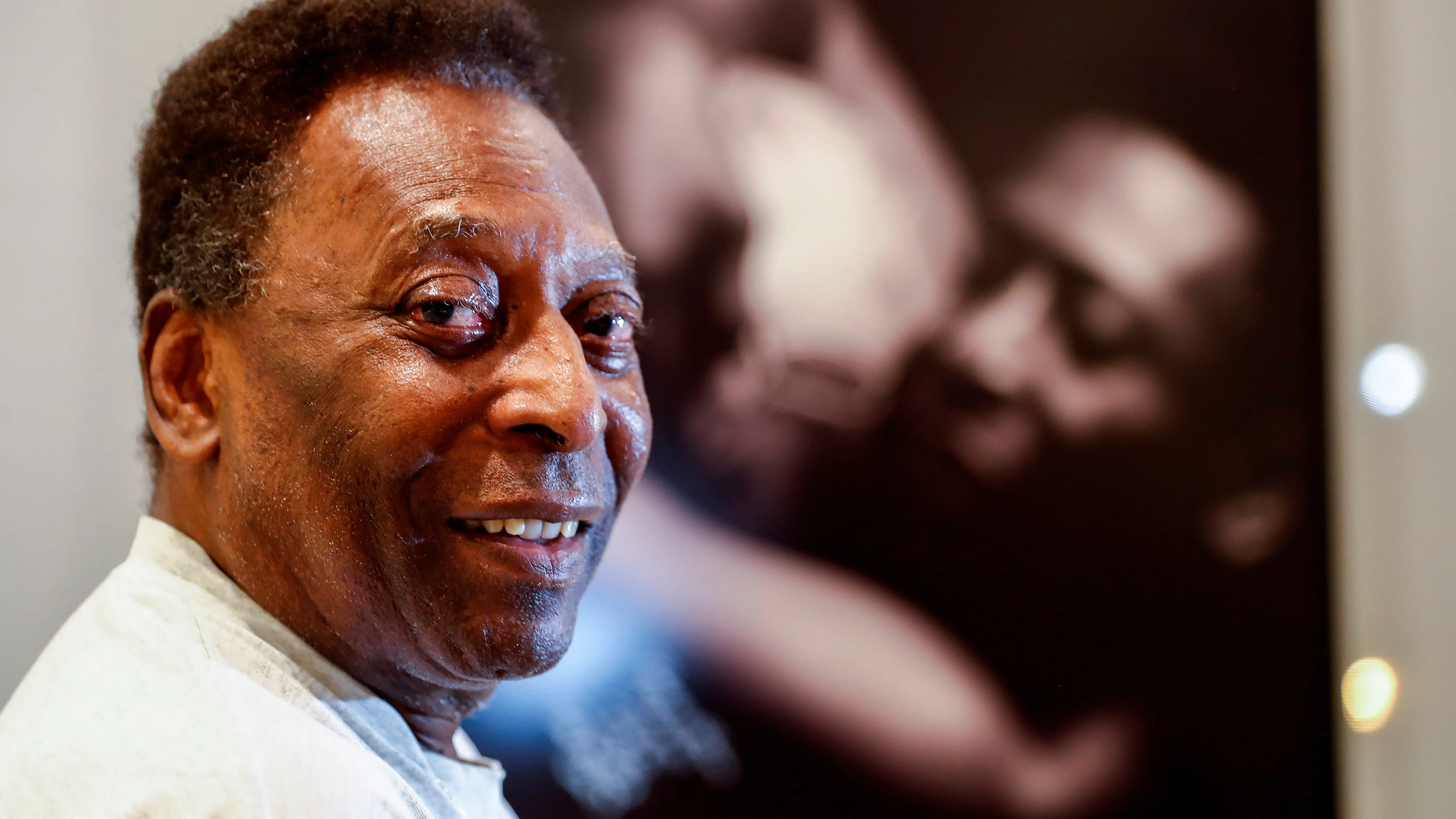 Pelé se recupera en Sao Paulo tras ser intervenido por un tumor en el colón Pelé se recupera en Sao Paulo tras ser intervenido por un tumor en el colón