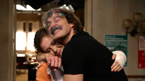 Clara de Ramón se despide de 'Amar es para siempre' entre abrazos Clara de Ramón se despide de 'Amar es para siempre' entre abrazos