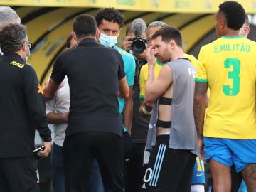 Messi, Marquinhos y Militao hablan con delegados de campo durante el Brasil-Argentina