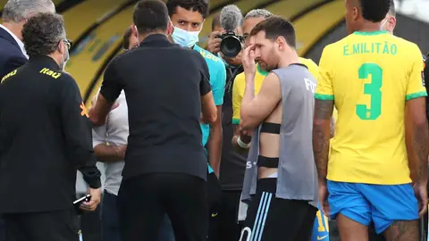 Messi, Marquinhos y Militao hablan con delegados de campo durante el Brasil-Argentina Messi, Marquinhos y Militao hablan con delegados de campo durante el Brasil-Argentina