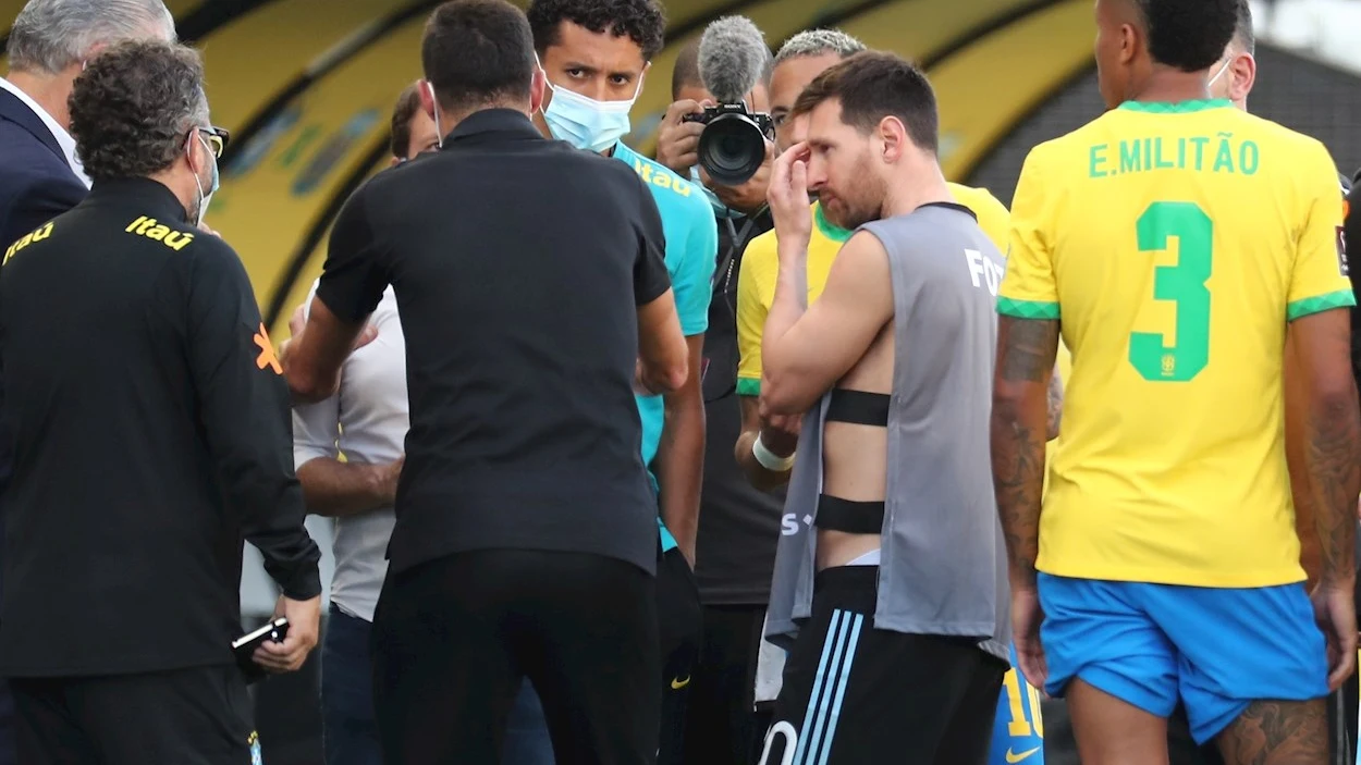 Messi, Marquinhos y Militao hablan con delegados de campo durante el Brasil-Argentina