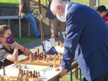 Xavier Mompel, un ajedrecista de 11 años, logra firmar tablas con Anatoly Kárpov