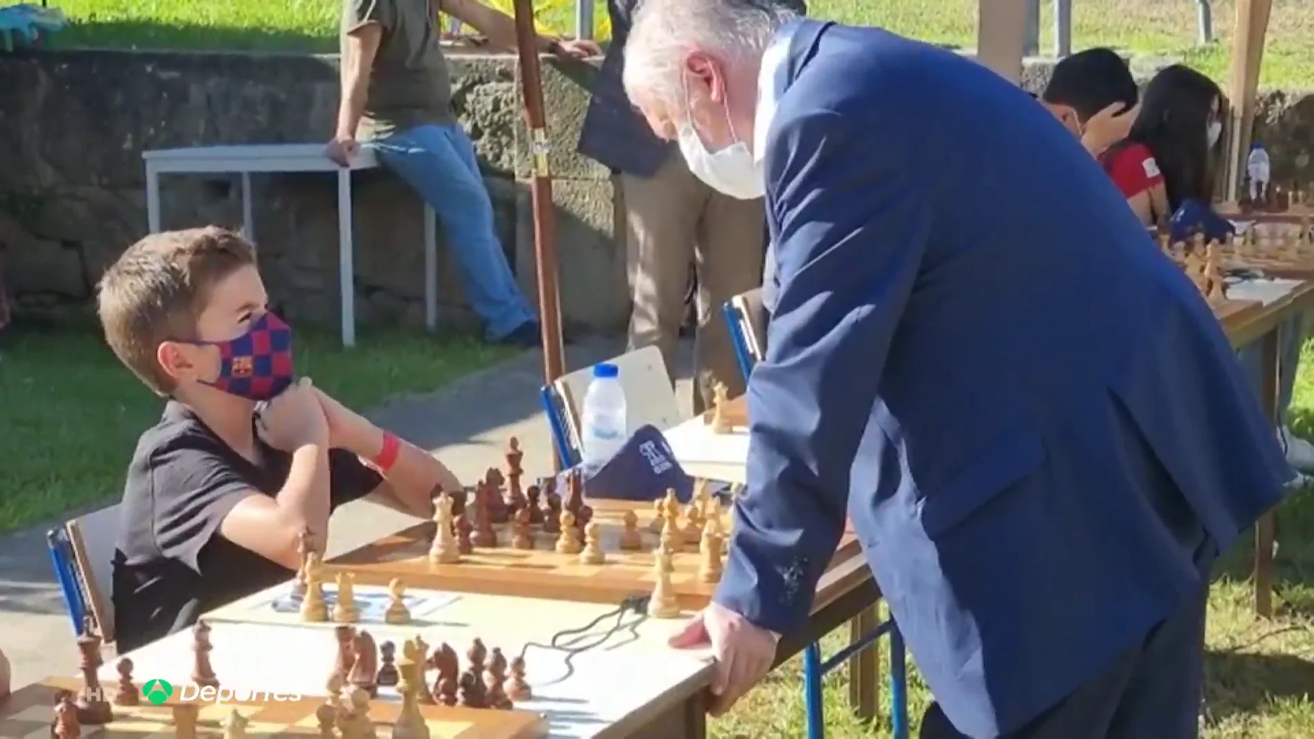 Xavier Mompel, un ajedrecista de 11 años, logra firmar tablas con Anatoly Kárpov