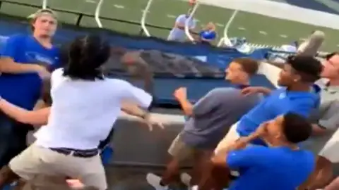 Pelea en las gradas en la liga universitaria de fútbol americano Pelea en las gradas en la liga universitaria de fútbol americano