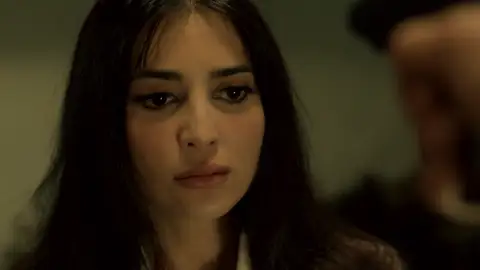 Müjgan, secuestrada a punta de pistola: “Si él no sobrevive, tu tampoco” La joven doctora de Adana se enfrenta a un peligro paciente que la tiene secuestrada.