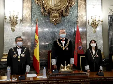 El rey Felipe VI (C), el presidente del Tribunal Supremo y del Consejo General del Poder Judicial, Carlos Lesmes (i) y la ministra de Justicia, Pilar Llop (d) El rey Felipe VI (C), el presidente del Tribunal Supremo y del Consejo General del Poder Judicial, Carlos Lesmes (i) y la ministra de Justicia, Pilar Llop (d)