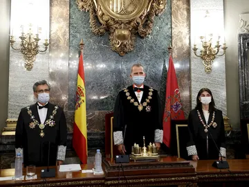 El rey Felipe VI (C), el presidente del Tribunal Supremo y del Consejo General del Poder Judicial, Carlos Lesmes (i) y la ministra de Justicia, Pilar Llop (d) El rey Felipe VI (C), el presidente del Tribunal Supremo y del Consejo General del Poder Judicial, Carlos Lesmes (i) y la ministra de Justicia, Pilar Llop (d)