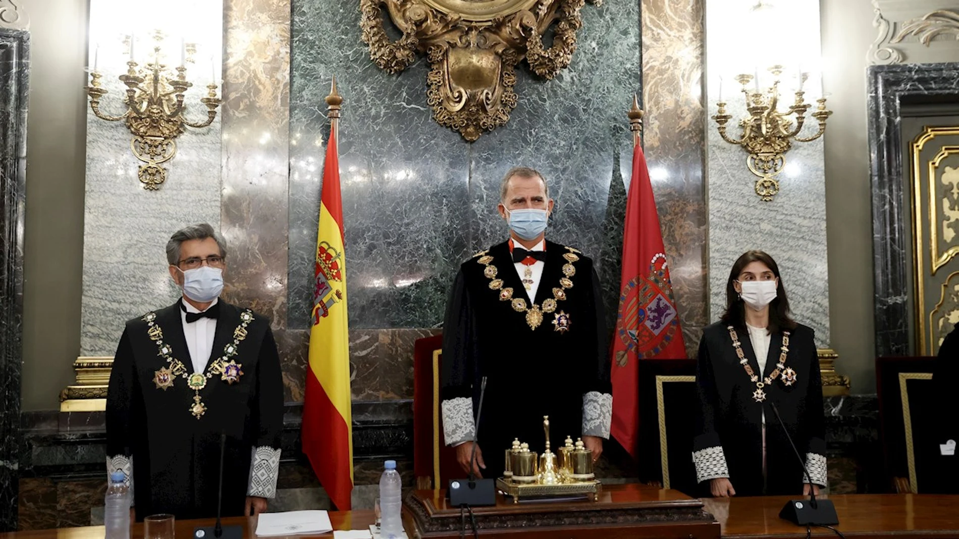 El rey Felipe VI (C), el presidente del Tribunal Supremo y del Consejo General del Poder Judicial, Carlos Lesmes (i) y la ministra de Justicia, Pilar Llop (d)