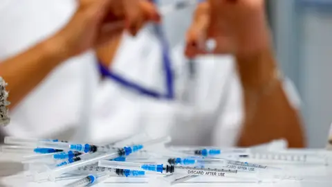 La EMA estudia la petición de Pfizer de una tercera dosis de la vacuna contra el coronavirus La EMA estudia la petición de Pfizer de una tercera dosis de la vacuna contra el coronavirus