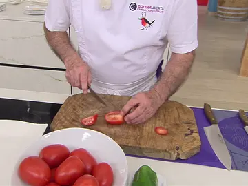Aprende a cortar perfectamente los tomates para un gazpacho con Karlos Arguiñano Aprende a cortar perfectamente los tomates para un gazpacho con Karlos Arguiñano