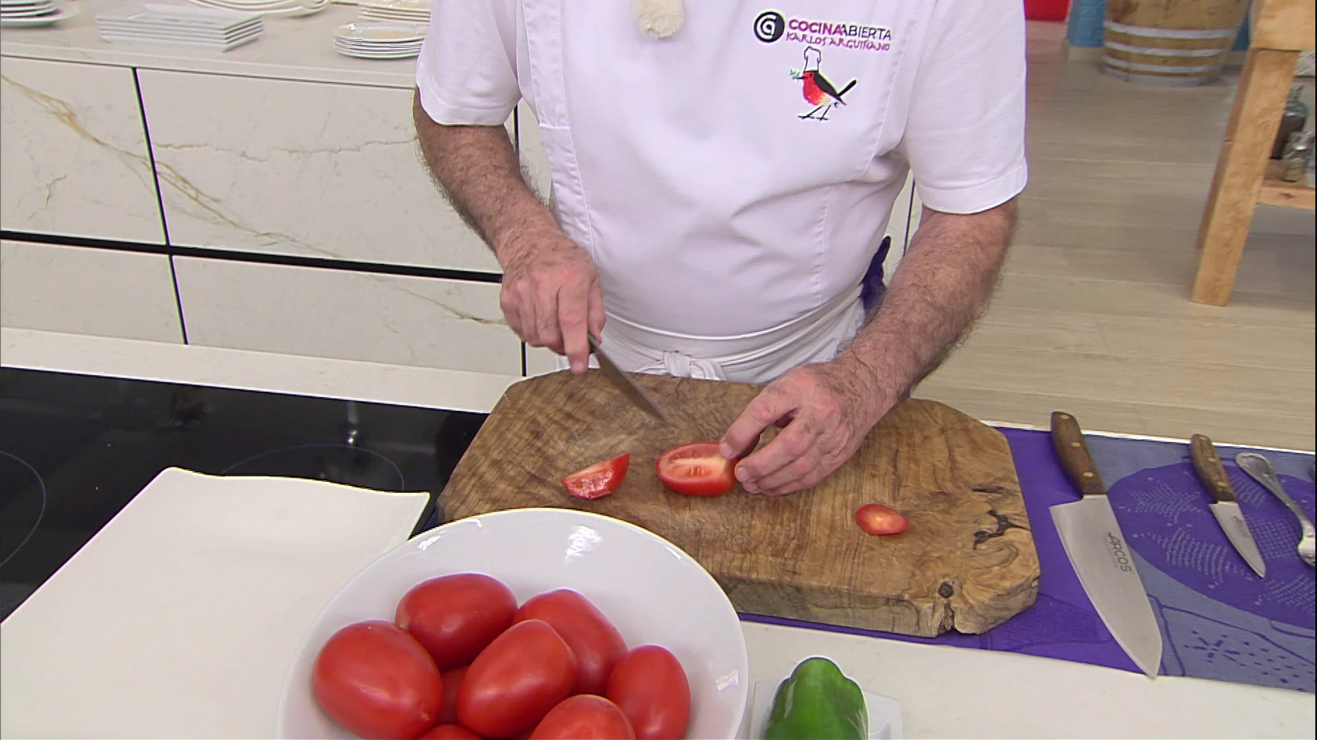 Aprende a cortar perfectamente los tomates para un gazpacho con Karlos Arguiñano Aprende a cortar perfectamente los tomates para un gazpacho con Karlos Arguiñano