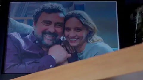 Sara avisa a Paco de su vuelta a casa: "Nos vemos en dos días" Sara avisa a Paco de su vuelta a casa: "Nos vemos en dos días"