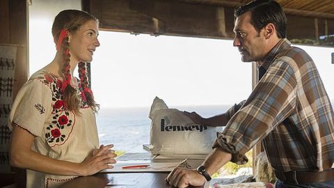 Jon Hamm y su novia Anna Osceola en 'Mad Men'