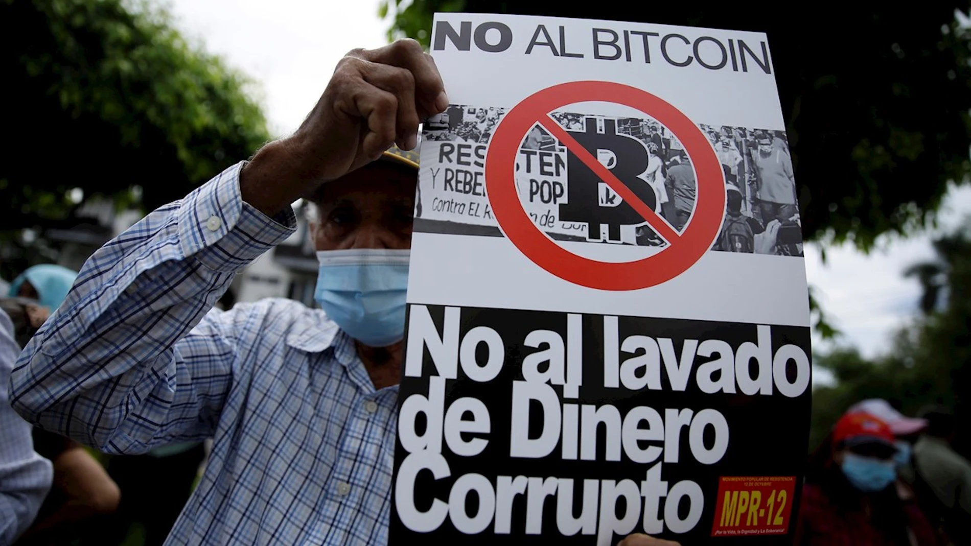 Exguerrilleros y veteranos del Ejército de El Salvador protestan contra el uso del bitcóin como moneda legal, en San Salvador (El Salvador)