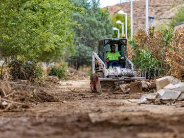 Un operario trabaja el pasado jueves en la limpieza del barrio De Santa Barbara, Toledo, tras las fuertes lluvias registradas. 