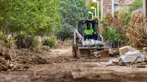 Un operario trabaja el pasado jueves en la limpieza del barrio De Santa Barbara, Toledo, tras las fuertes lluvias registradas. Un operario trabaja el pasado jueves en la limpieza del barrio De Santa Barbara, Toledo, tras las fuertes lluvias registradas.