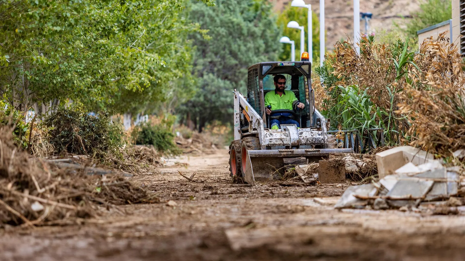 Un operario trabaja el pasado jueves en la limpieza del barrio De Santa Barbara, Toledo, tras las fuertes lluvias registradas. 