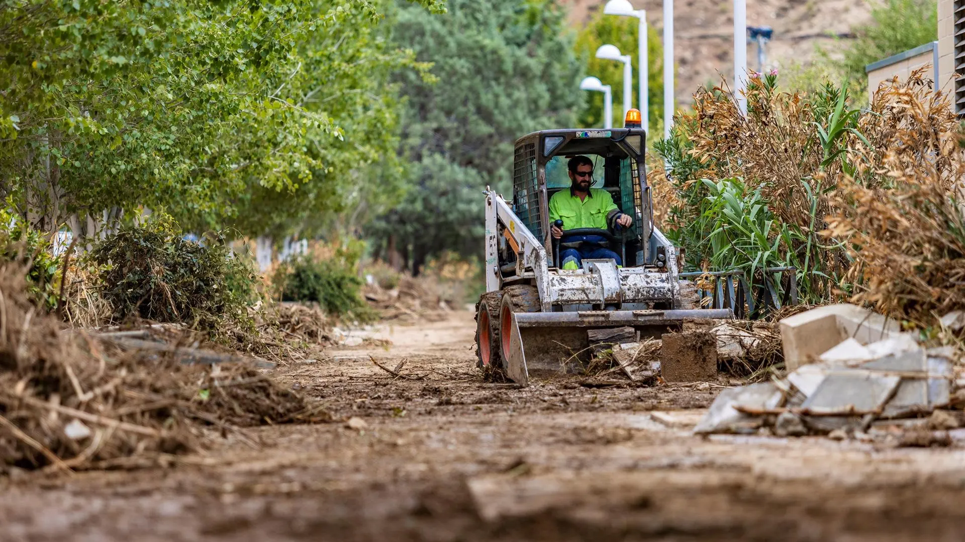 Un operario trabaja el pasado jueves en la limpieza del barrio De Santa Barbara, Toledo, tras las fuertes lluvias registradas. 