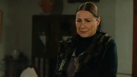Hünkar se niega a que vuelvan a la mansión: “No me esperaba esta traición de ti, hijo” Demir, Züleyha y el bebé han regresado al rancho, pero a Hünkar no le ha hecho ninguna ilusión.