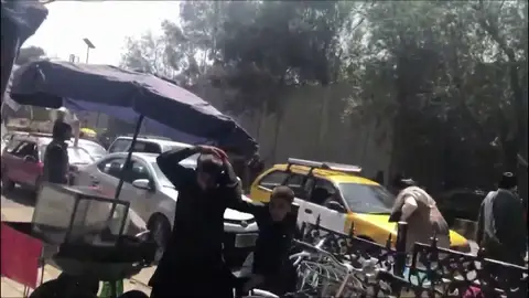 Afganos huyen de las balas Afganos huyen de las balas