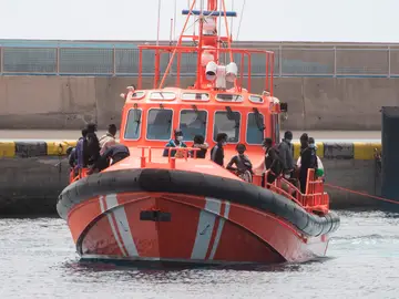 Seis pateras llegan a las costas de Canarias con más de 200 inmigrantes Seis pateras llegan a las costas de Canarias con más de 200 inmigrantes