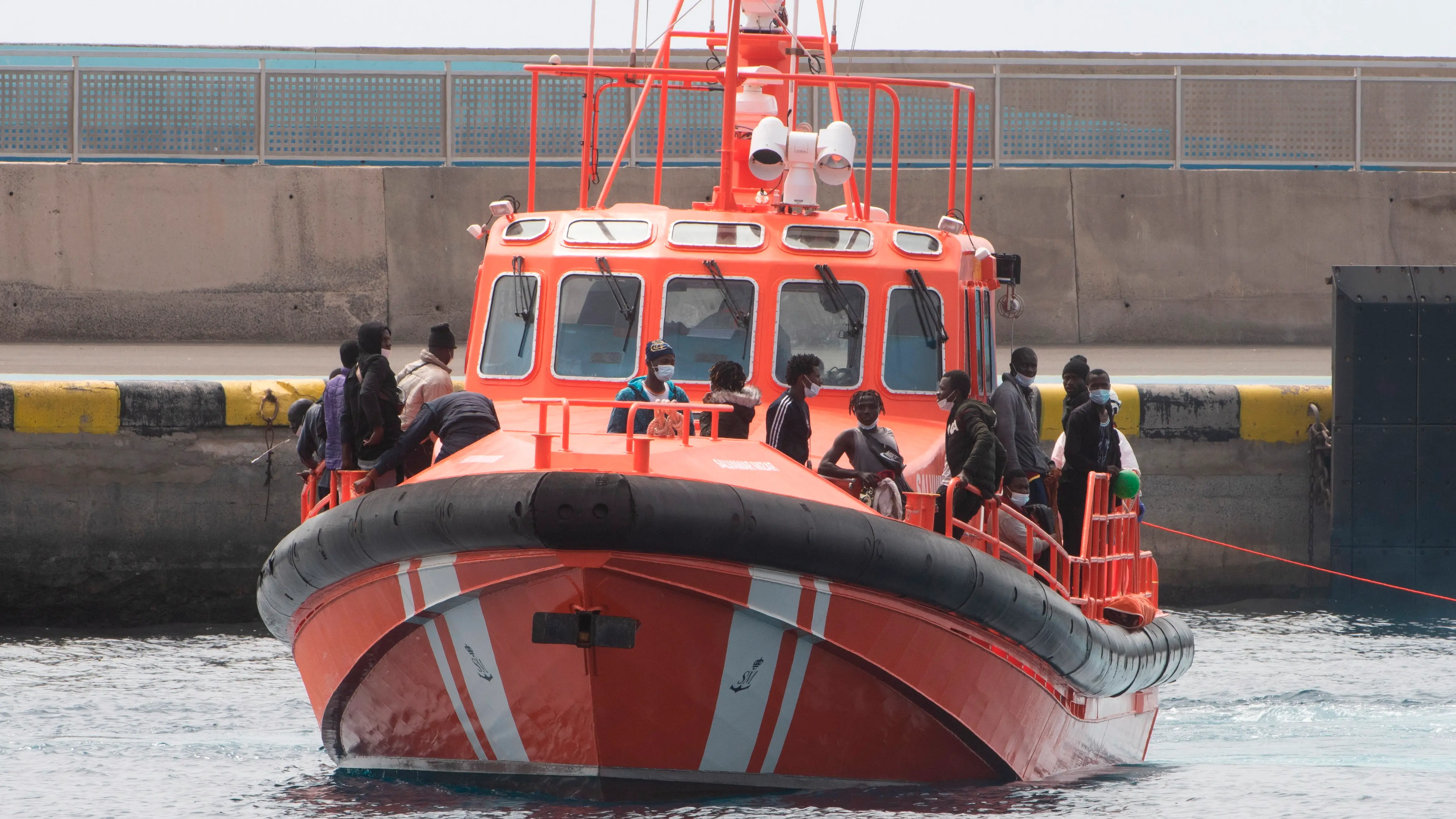 Seis pateras llegan a las costas de Canarias con más de 200 inmigrantes Seis pateras llegan a las costas de Canarias con más de 200 inmigrantes