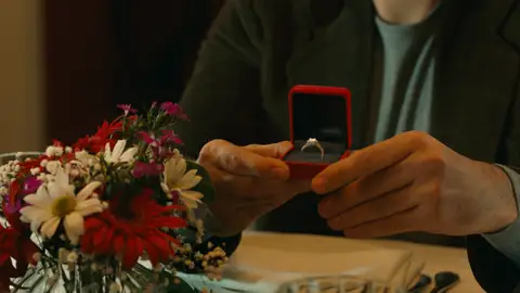 Una agria proposición sin final feliz: “No llevaré esta sortija hasta que no esté segura de que me quieres” Yilmaz le ha pedido matrimonio pero Müjgan cree que todavía su herida sigue abierta y no puede aceptar.