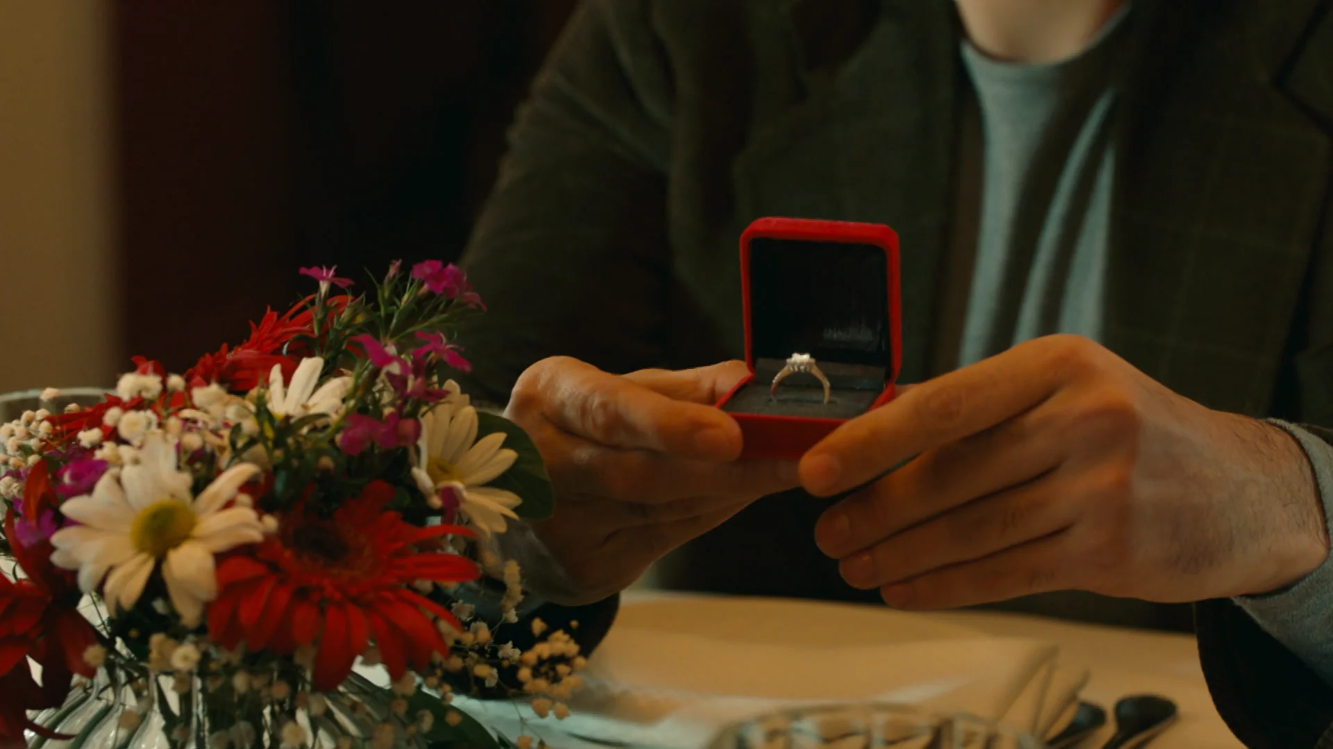 Una agria proposición sin final feliz: “No llevaré esta sortija hasta que no esté segura de que me quieres” Yilmaz le ha pedido matrimonio pero Müjgan cree que todavía su herida sigue abierta y no puede aceptar.
