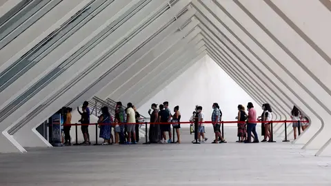 En la imagen,largas colas en el punto de vacunación de la Ciudad de las Artes y las Ciencias de Valencia En la imagen,largas colas en el punto de vacunación de la Ciudad de las Artes y las Ciencias de Valencia