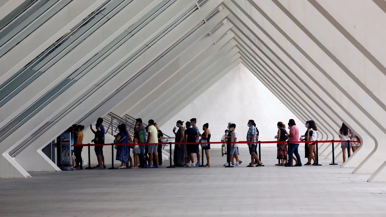 En la imagen,largas colas en el punto de vacunación de la Ciudad de las Artes y las Ciencias de Valencia En la imagen,largas colas en el punto de vacunación de la Ciudad de las Artes y las Ciencias de Valencia