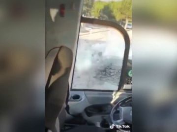 Un hombre destroza los cristales de un autobús con un pico tras una discusión al volante en Francia