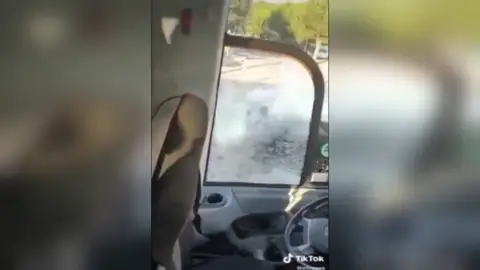 Un hombre destroza los cristales de un autobús con un pico tras una discusión al volante en Francia Un hombre destroza los cristales de un autobús con un pico tras una discusión al volante en Francia