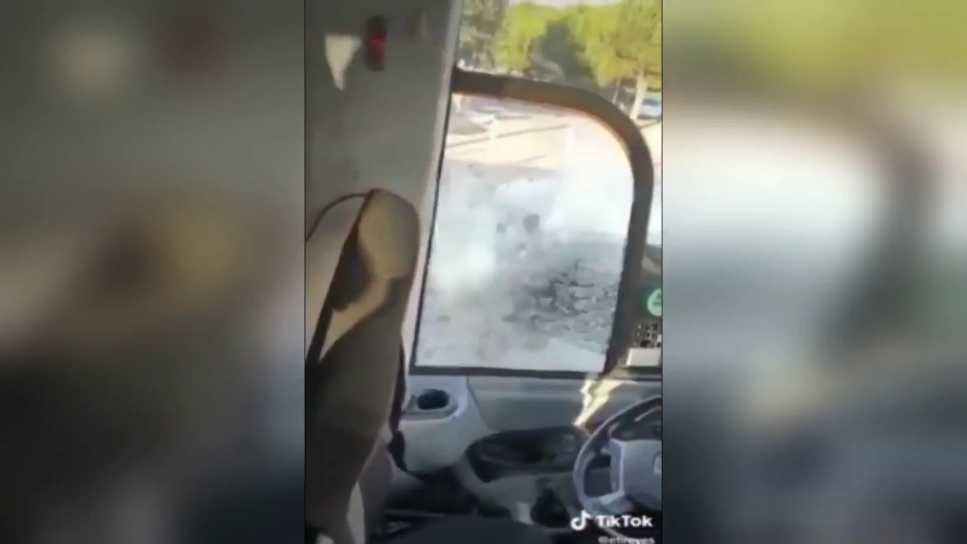 Un hombre destroza los cristales de un autobús con un pico tras una discusión al volante en Francia