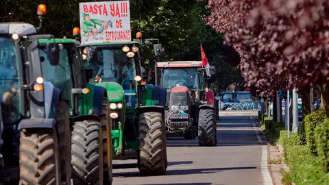 Ganaderos protestan por un precio de la leche justo Ganaderos protestan por un precio de la leche justo