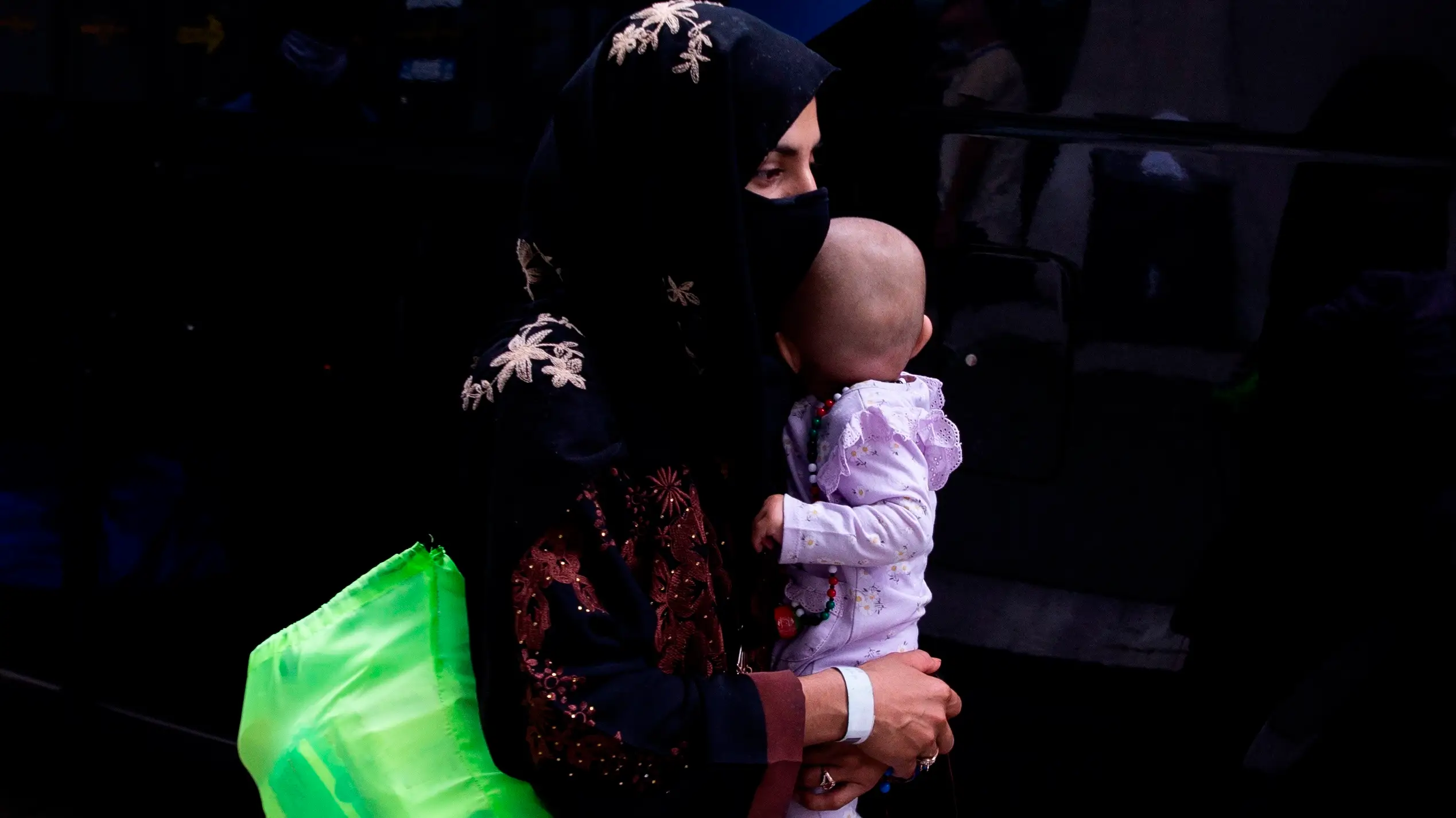 Un policía recuerda el drama en el aeropuerto de Kabul: "Una madre tuvo que elegir entre sus hijos" Un policía recuerda el drama en el aeropuerto de Kabul: "Una madre tuvo que elegir entre sus hijos"