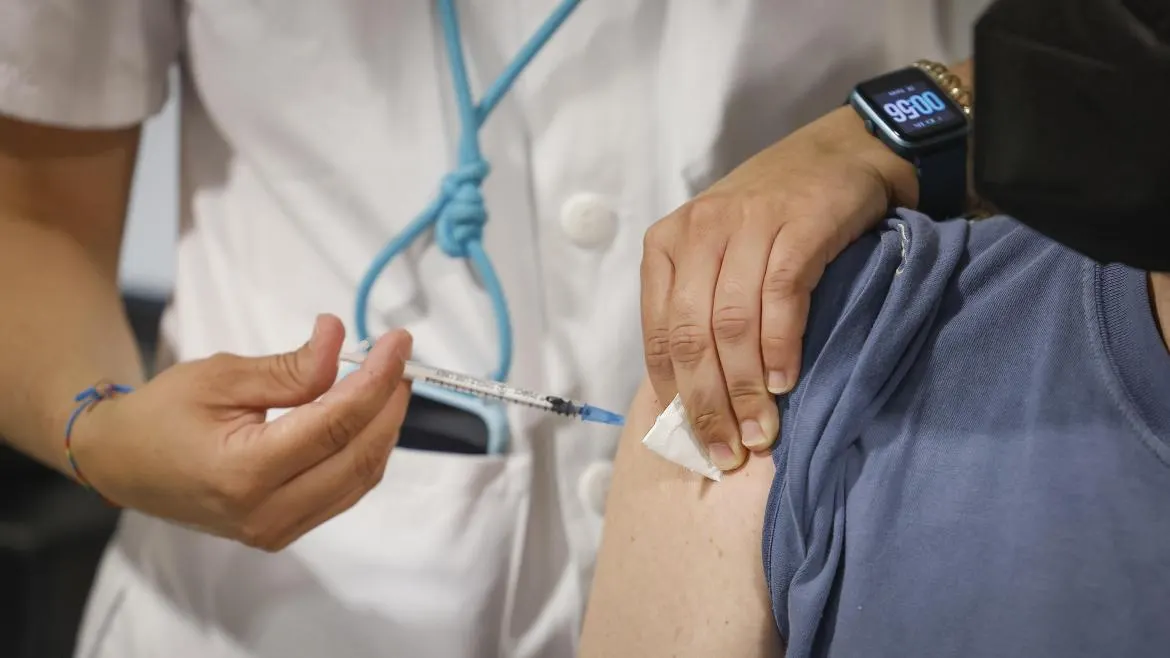 Algunas comunidades empiezan a vacunar con la tercera dosis de la vacuna de la Covid-19 a los inmunodeprimidos