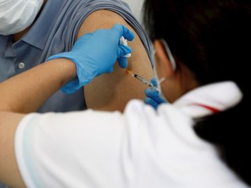 Un hombre recibe en Japón la vacuna contra el coronavirus