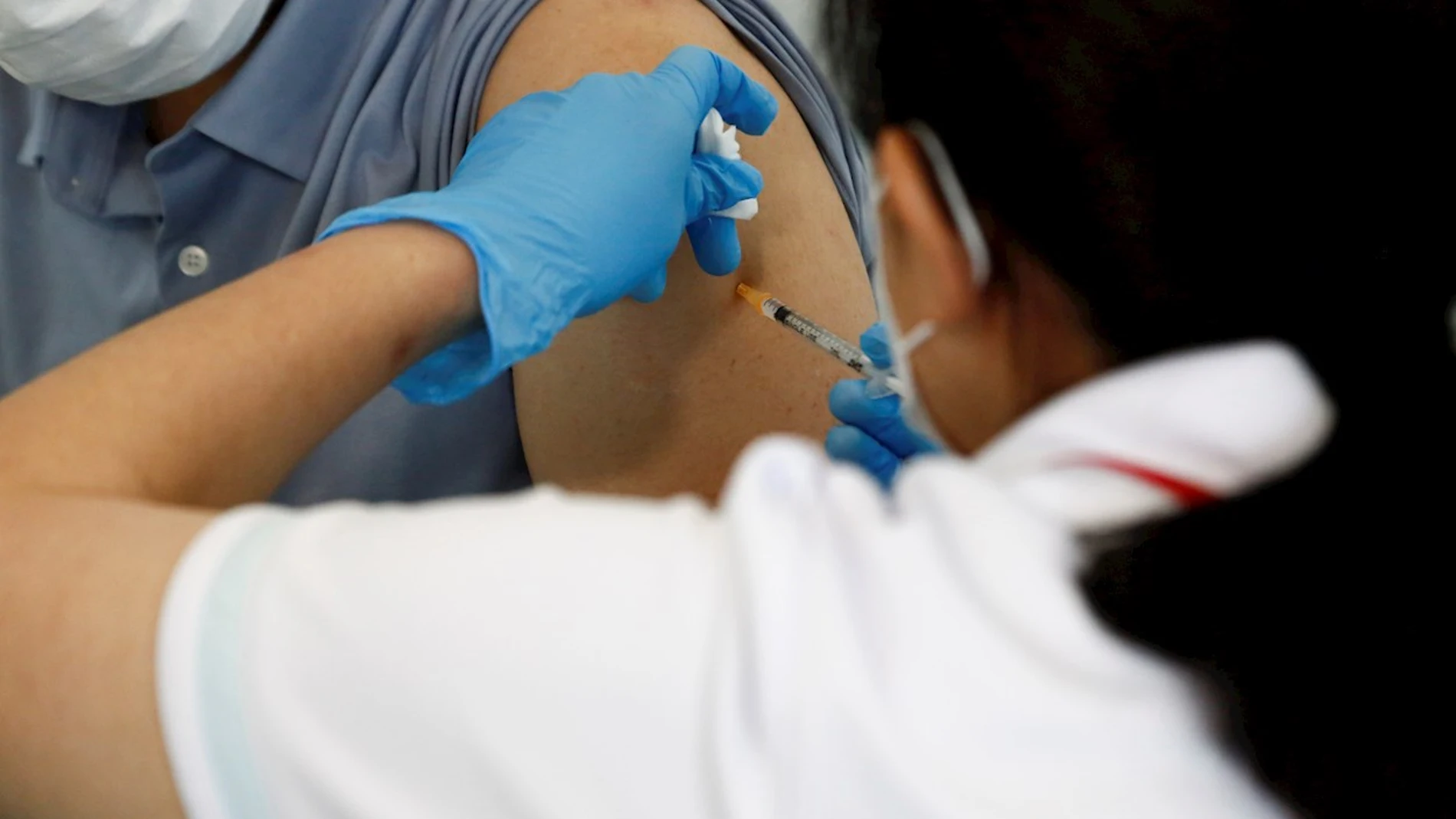 Un hombre recibe en Japón la vacuna contra el coronavirus
