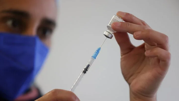 Las comunidades comienzan a citar a pacientes inmunodeprimidos para administrar la tercera dosis de la COVID
