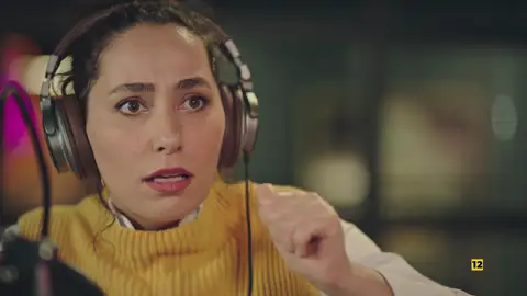 Gülben a Esra: “Él nunca me dejaría por irse con una cualquiera como tú” Gülben llama al programa de radio en el que trabaja Esra.