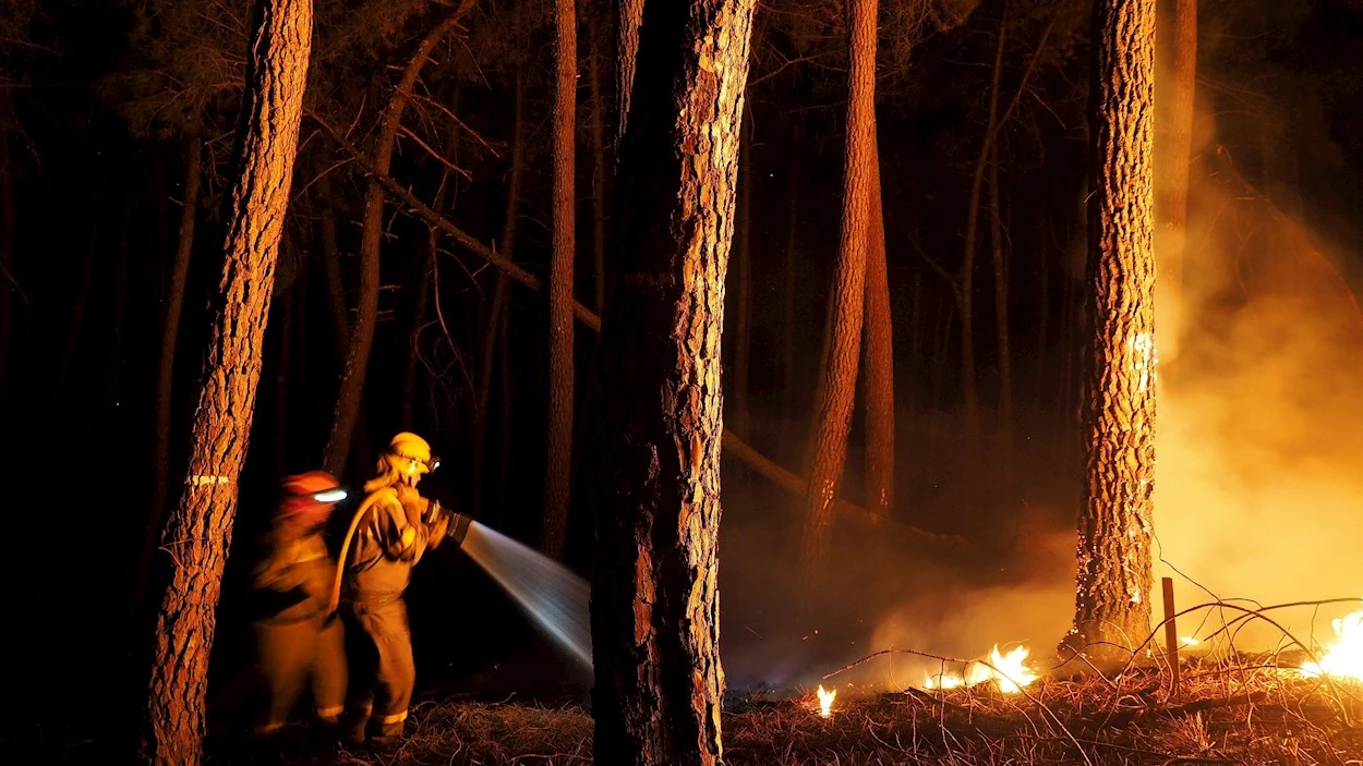 La Unidad Militar de Emergencias (UME) ha acudido este lunes a la localidad lucense de Ribas de Sil con 63 efectivos y 26 medios par participar en las tareas de extinción del incendio forestal La Unidad Militar de Emergencias (UME) ha acudido este lunes a la localidad lucense de Ribas de Sil con 63 efectivos y 26 medios par participar en las tareas de extinción del incendio forestal