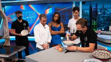 ¡Es hipnótico! Marron enseña en 'El Hormiguero 3.0' la técnica de grabado de platos artesanales
