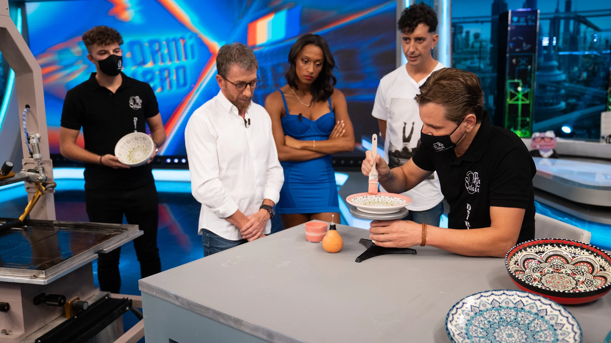 ¡Es hipnótico! Marron enseña en 'El Hormiguero 3.0' la técnica de grabado de platos artesanales ¡Es hipnótico! Marron enseña en 'El Hormiguero 3.0' la técnica de grabado de platos artesanales