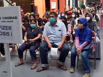Un grupo de personas espera en Yakarta para recibir la primera dosis contra el coronavirus