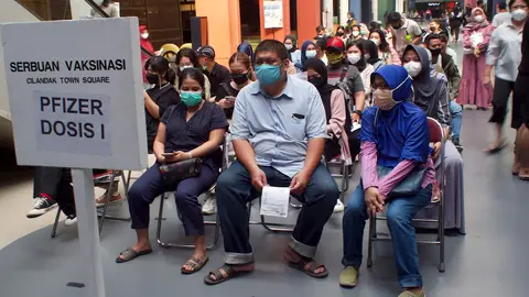 Un grupo de personas espera en Yakarta para recibir la primera dosis contra el coronavirus Un grupo de personas espera en Yakarta para recibir la primera dosis contra el coronavirus