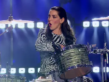 Ruth Lorenzo demuestra que es una artista total… ¡tocando la batería! Ruth Lorenzo demuestra que es una artista total… ¡tocando la batería!